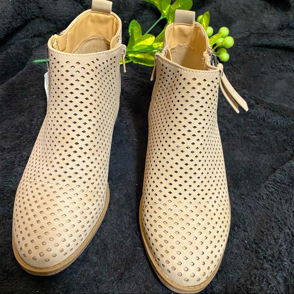 Low top boot with heel size 6.5